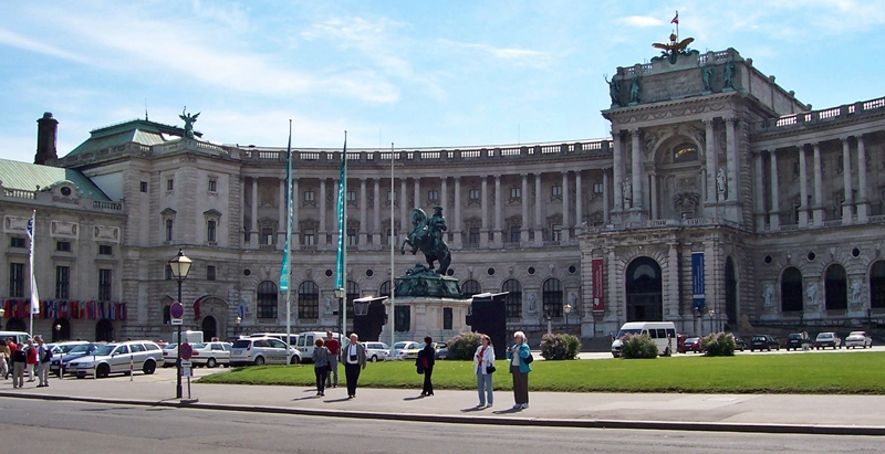 Heldenplatz (heroes's square) & hofburg (imperial palace)