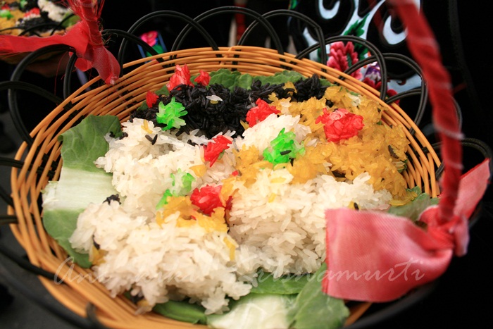 csm2-10The rice is dyed blue, pink, yellow, and white to represent spring, summer, autumn and winter respectively