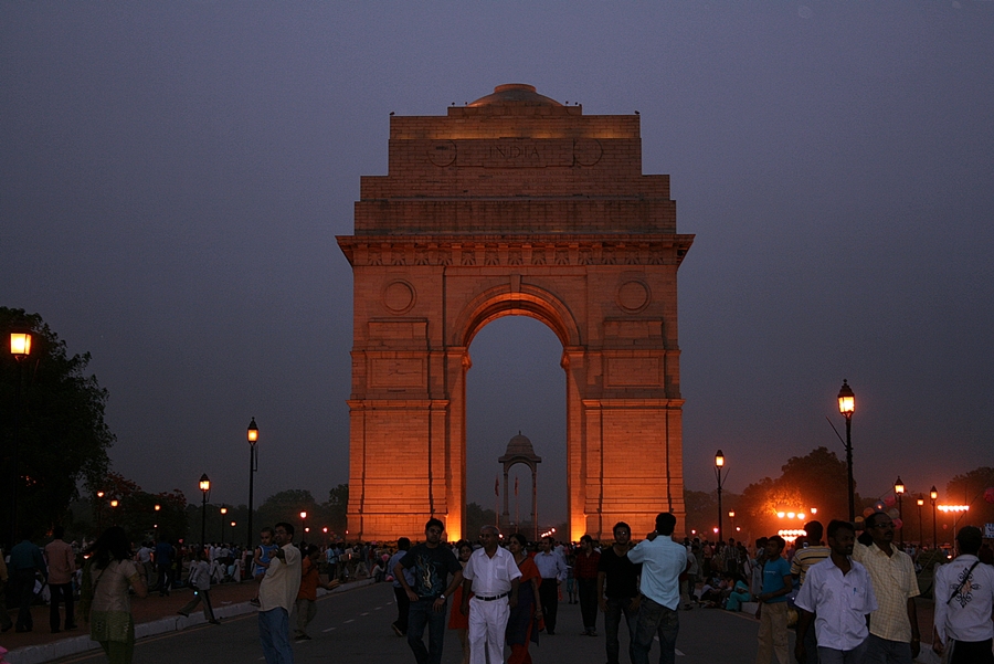 india gate at saturday night