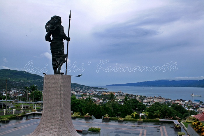 17.MC Tiahahu Statue