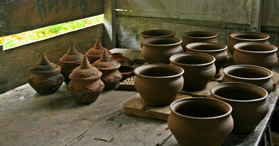 Saparua. ouw village, pottery