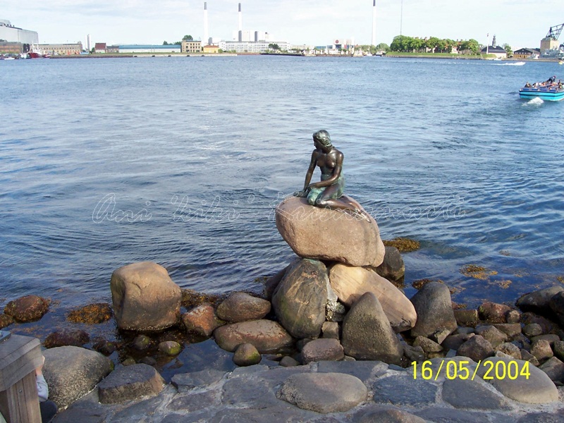 little mermaid statue