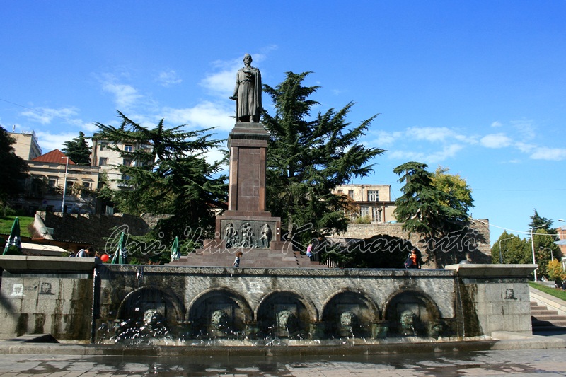 rustavelis moedani (rustaveli square)