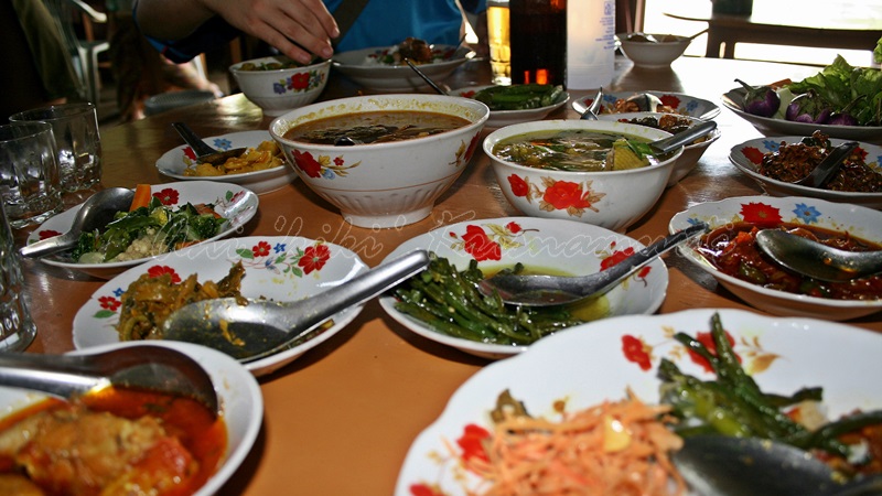 lunch buffet, mandalay, myanmar